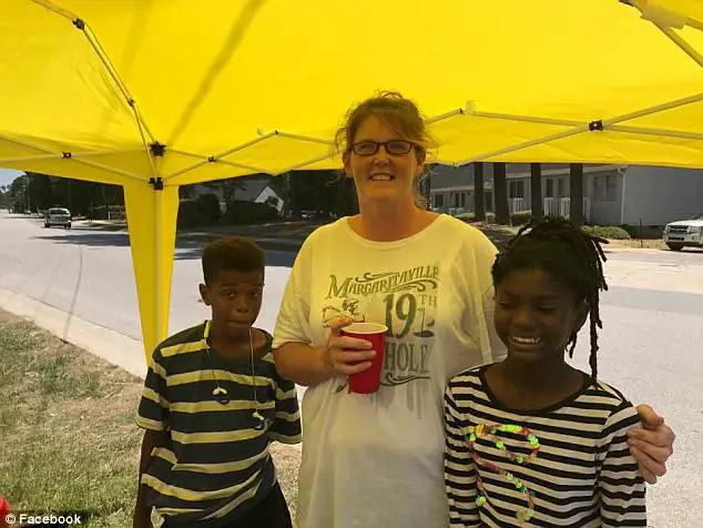 kids and lemonade stand