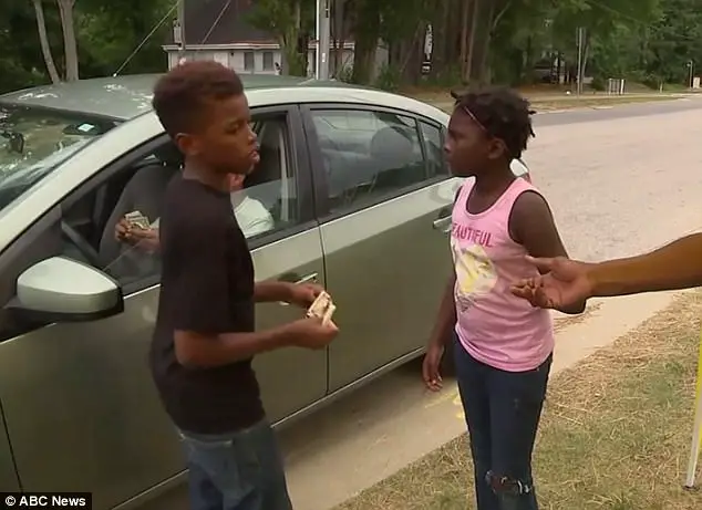 kids and lemonade stand