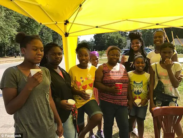 kids and lemonade stand