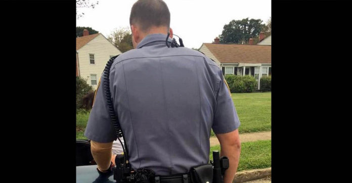 cop-woman-open-trunk