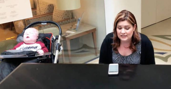 mom-plays-piano-to-son-hospital