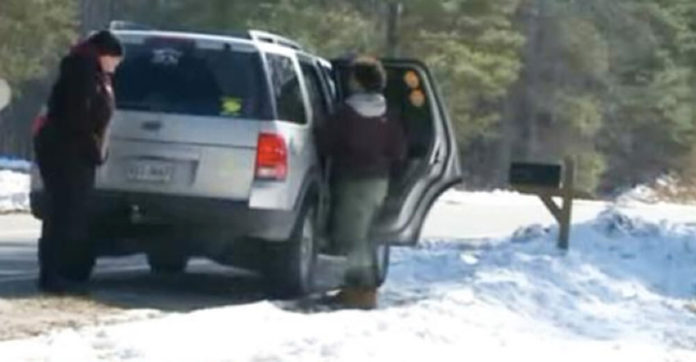 teen-help-senior-shovel-snow