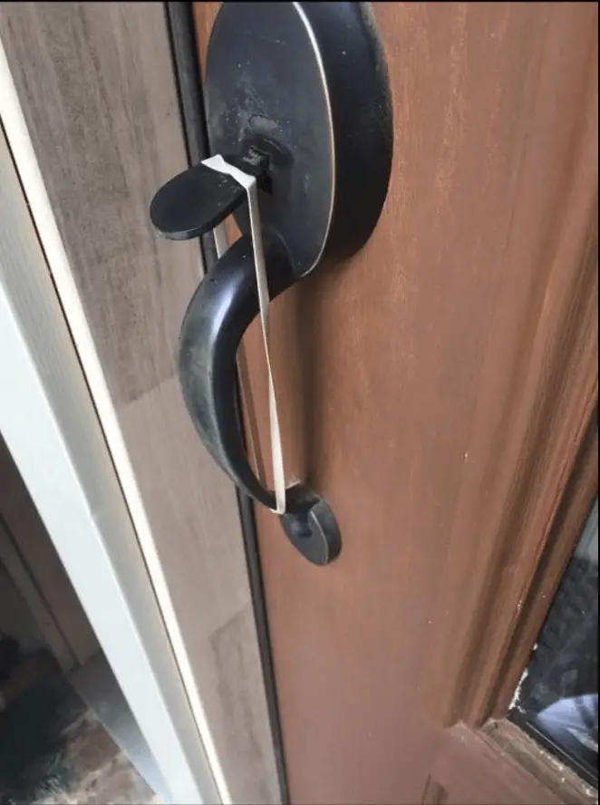 rubberbands on door scam