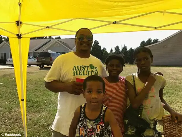 kids and lemonade stand