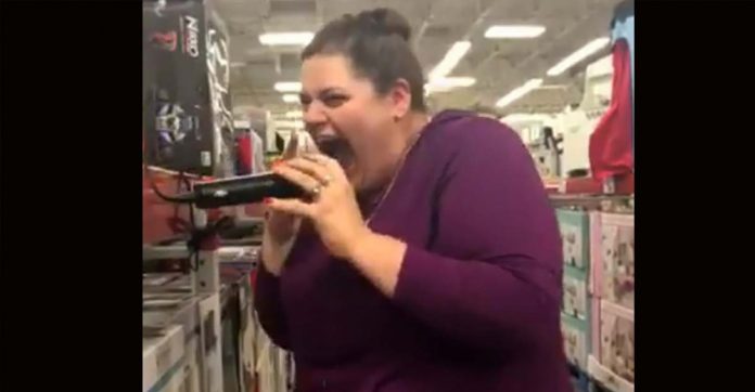 mom-sings-impromptu-karaoke
