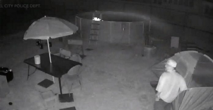 online-stalker-dad-hides-camera