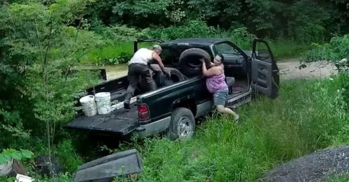 couple-dumping-trash-wildlife-preserve couple dumping trash wildlife preserve