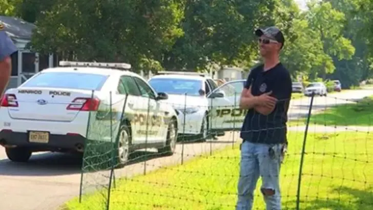 neighbor installs electric fence