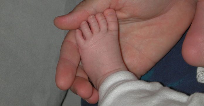 babies-barefoot-benefits