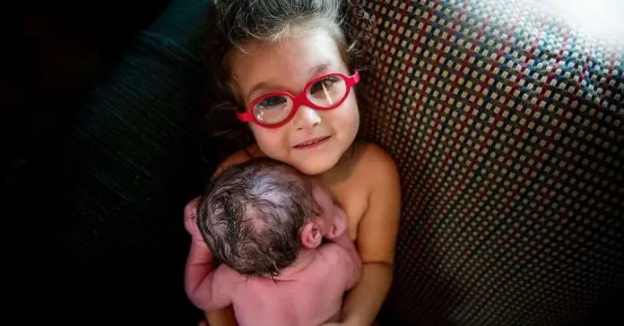 3-year-old-girl-helps-deliver-her-baby-brother