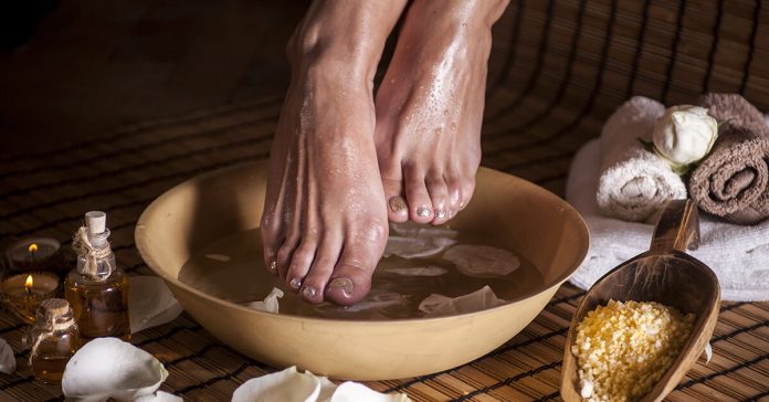 soak-feet-apple-cider-vinegar