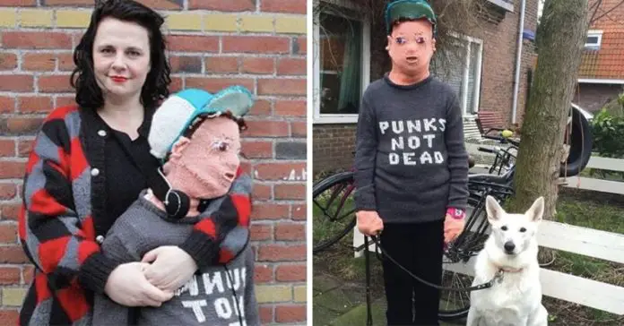 mom-knits-teenage-son